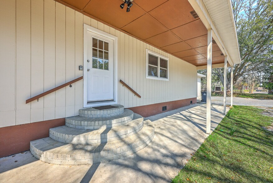 More Photos Of 106 Mayrant St, Summerville Office For Sale