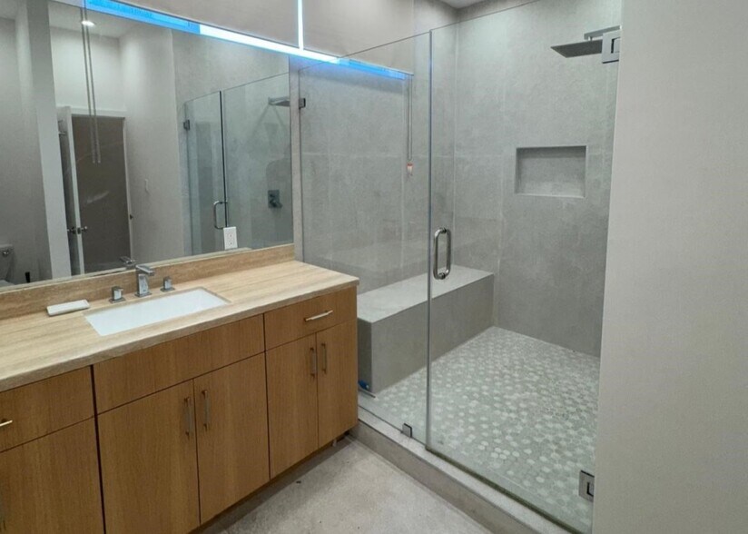 More Photos Of 7416 S Western Ave, Los Angeles Office For Sale