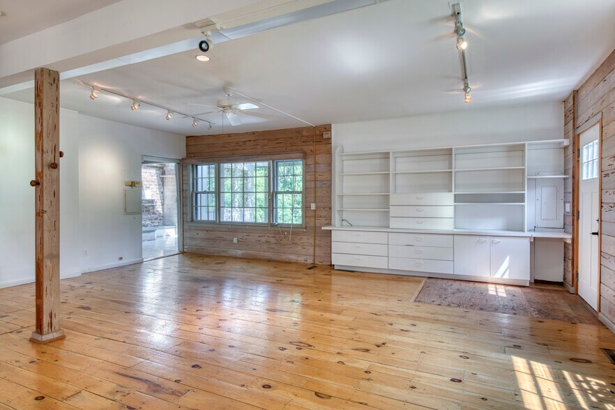 More Photos Of 270 North St, Cutchogue Office Residential For Lease