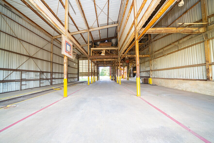 More Photos Of 220 Progress Blvd, Longview Warehouse For Lease