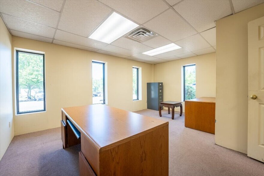 More Photos Of 31 Saint Jacques Ave, Agawam Service For Lease