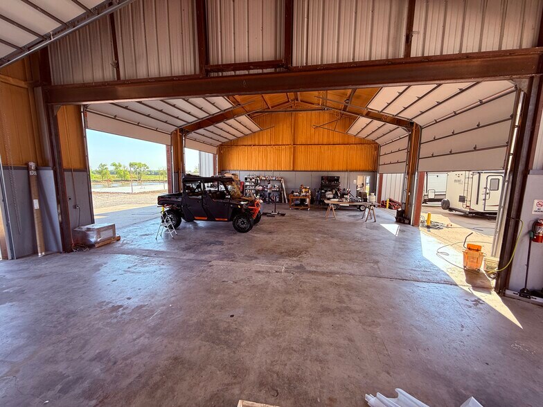 More Photos Of 13239 S Interstate 35, Valley View Manufacturing For Lease