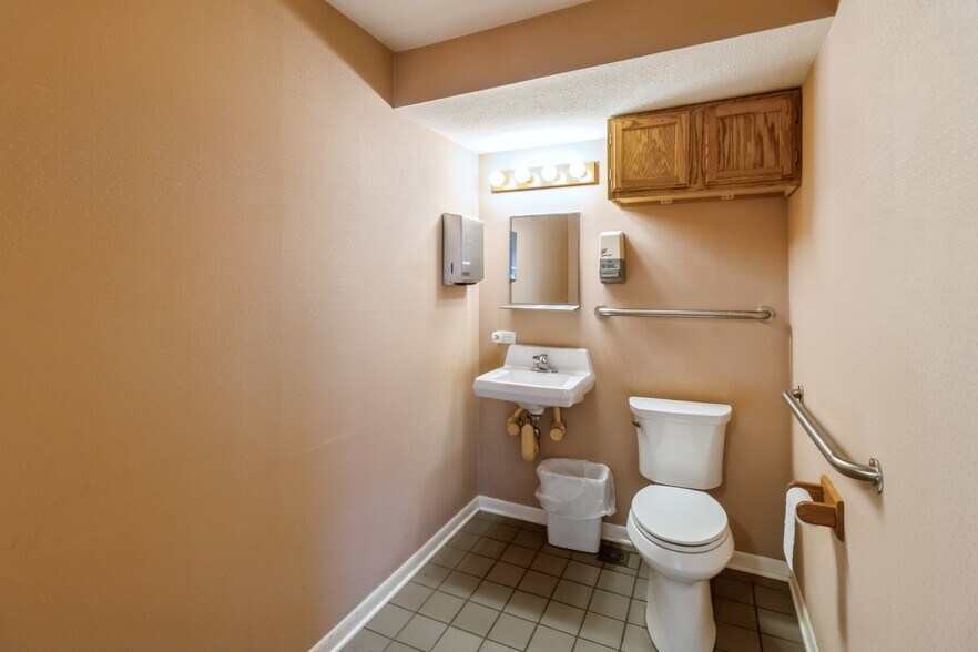 More Photos Of 217 55th St, Clarendon Hills Office For Sale