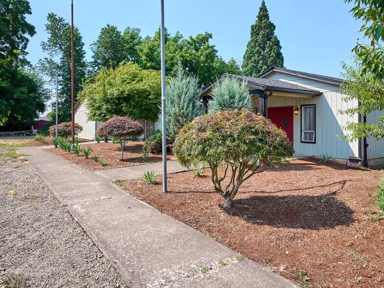 More Photos Of 1480 NE Laurel Ave, Woodburn Office For Sale