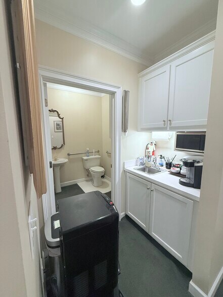 More Photos Of 500 Sun Valley Dr, Roswell Office For Sale