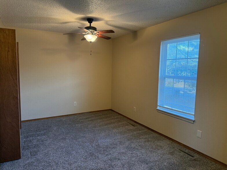 More Photos Of 2206 E Macs Ct, Springfield Apartments For Sale