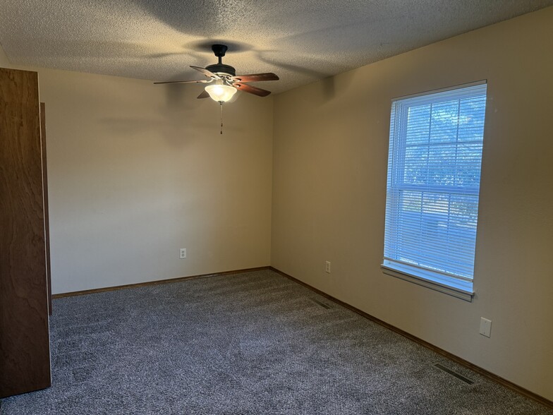 More Photos Of 2206 E Macs Ct, Springfield Apartments For Sale
