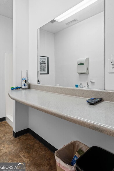 More Photos Of 12 Tower Pl, Newnan Service For Lease