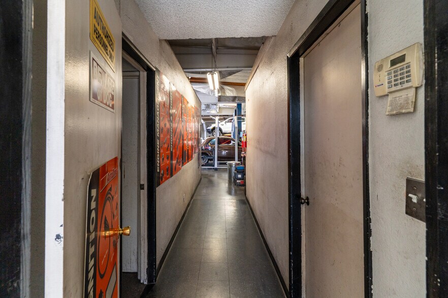 More Photos Of 931-945 W Hoover Ave, Orange Manufacturing For Lease