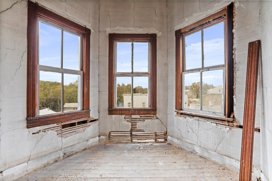 More Photos Of 102-104 N Main St, Edinburg Storefront Retail Residential For Sale