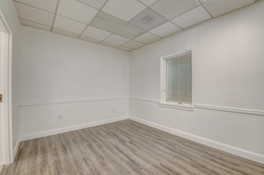 More Photos Of 4609 Pinecrest Office Park Dr, Alexandria Medical For Sale