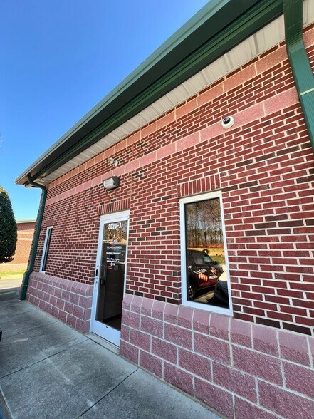 More Photos Of 2020 Independence Commerce Dr, Matthews Flex For Lease