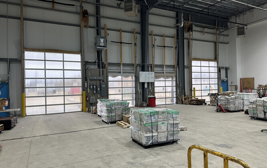 More Photos Of 615 Camiel Sys St, Winnipeg Distribution For Lease