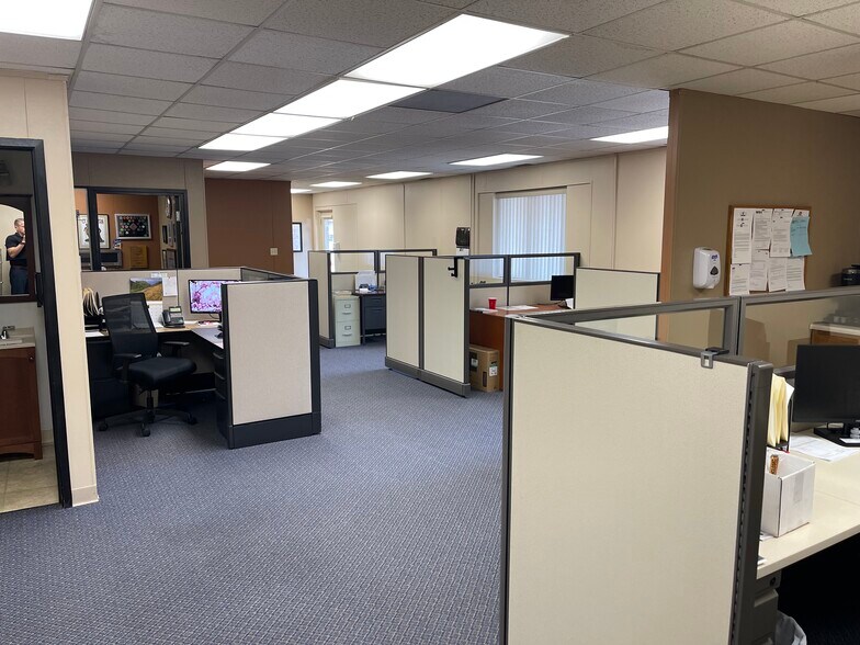 More Photos Of 3060 Madison Ave SE, Grand Rapids Service For Lease