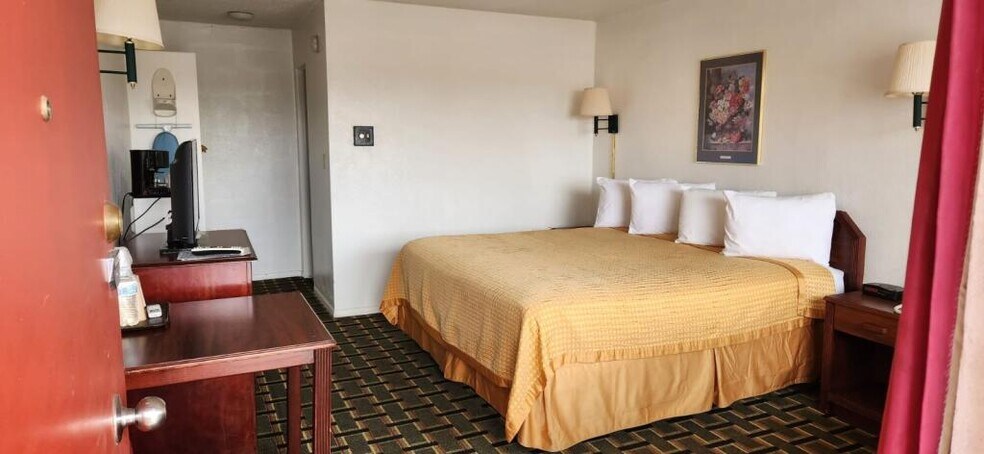 More Photos Of 905 W 3rd St, La Junta Hotel For Sale