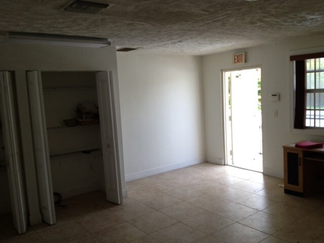 More Photos Of 841 W 17th St, Hialeah Warehouse For Lease