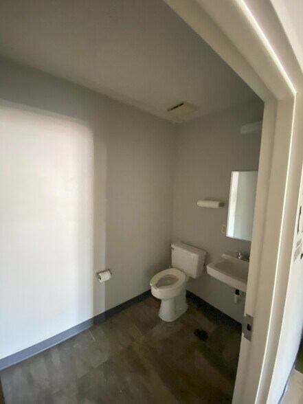 More Photos Of 2402-2418 N Hwy 67, Florissant Office For Lease