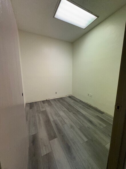 More Photos Of 801 N Lake St, Burbank Warehouse For Lease