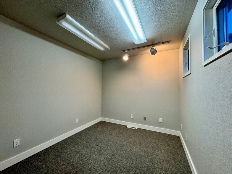 More Photos Of 2722 SE 25th Ave, Portland Office For Lease