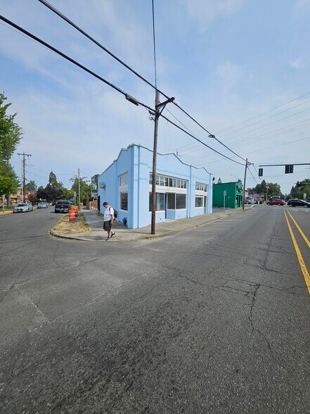 More Photos Of 1667-1671 Center St NE, Salem Storefront For Lease
