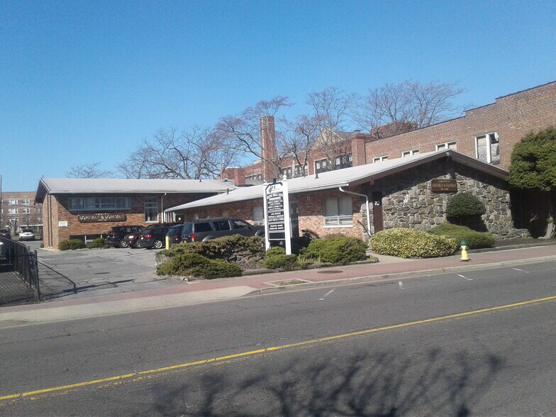 Primary Photo Of 72 Guy Lombardo Ave, Freeport Medical For Lease