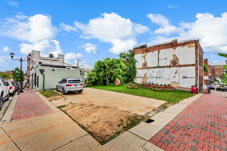 More Photos Of 106-N N 2nd St, Clarksville Freestanding For Lease