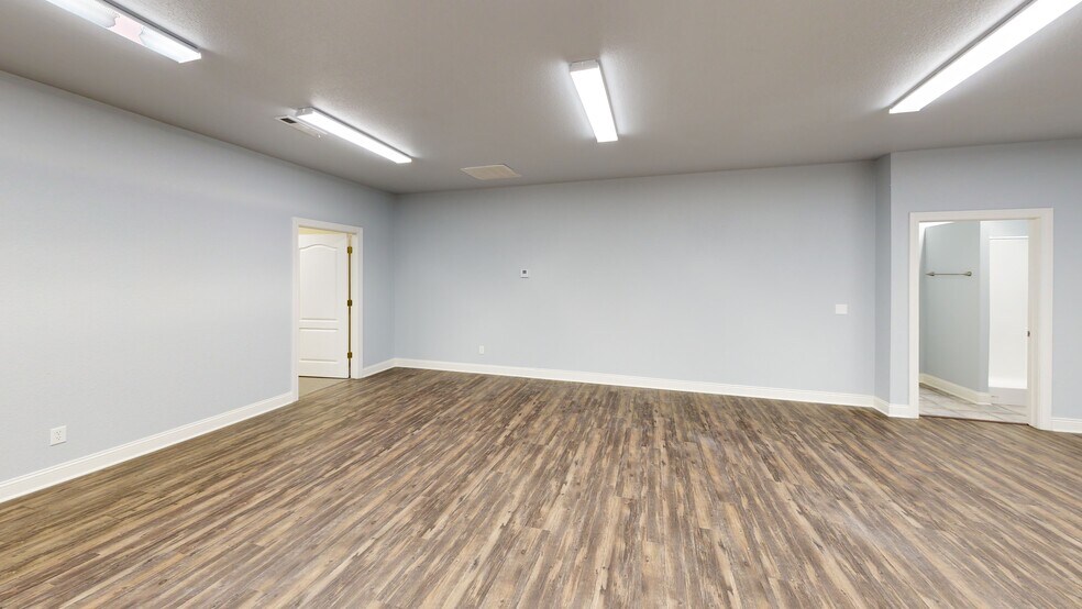 More Photos Of 105 SE 22nd St, Bentonville Office For Lease