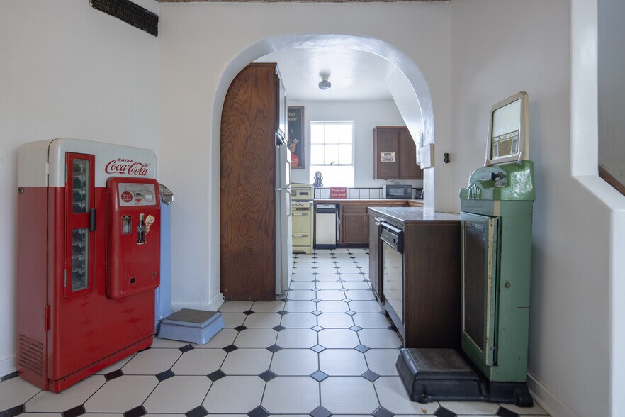 More Photos Of 1441 N McCadden Pl, Los Angeles Showroom For Sale