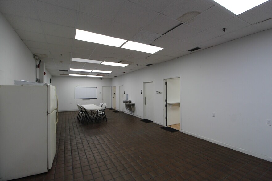 More Photos Of 4700 Middle Ave, Sarasota Warehouse For Sale