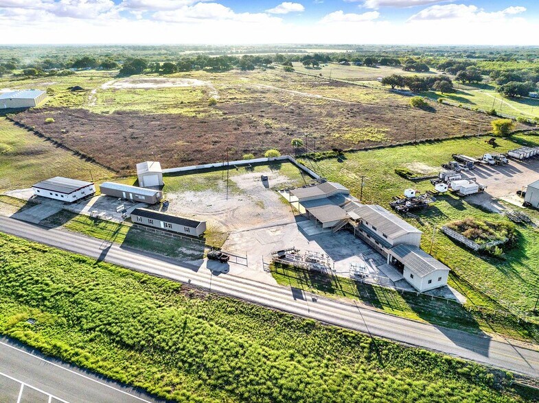 More Photos Of 389 Interstate 35 S, Devine Unknown For Lease