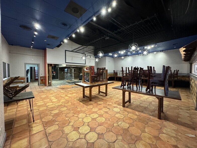 More Photos Of 1525 4th St, Sarasota Restaurant For Lease