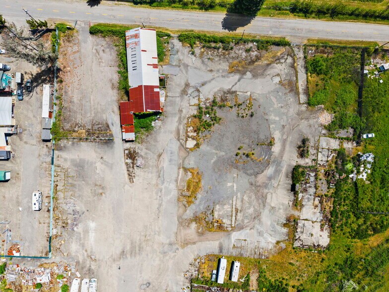 More Photos Of 13026 Avenue of the Giants, Myers Flat Manufacturing For Sale