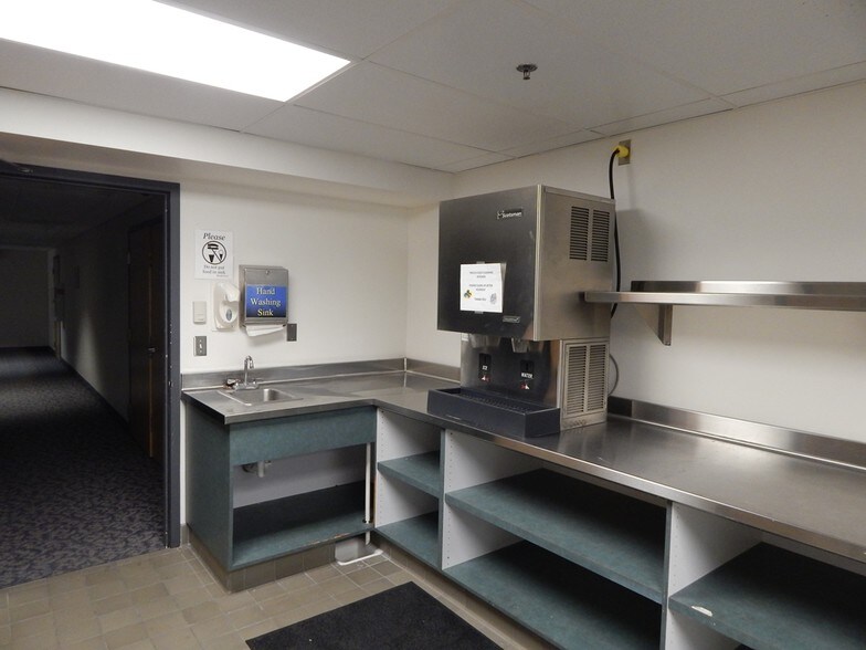 More Photos Of 2475 NW Stewart Pky, Roseburg General Retail For Lease