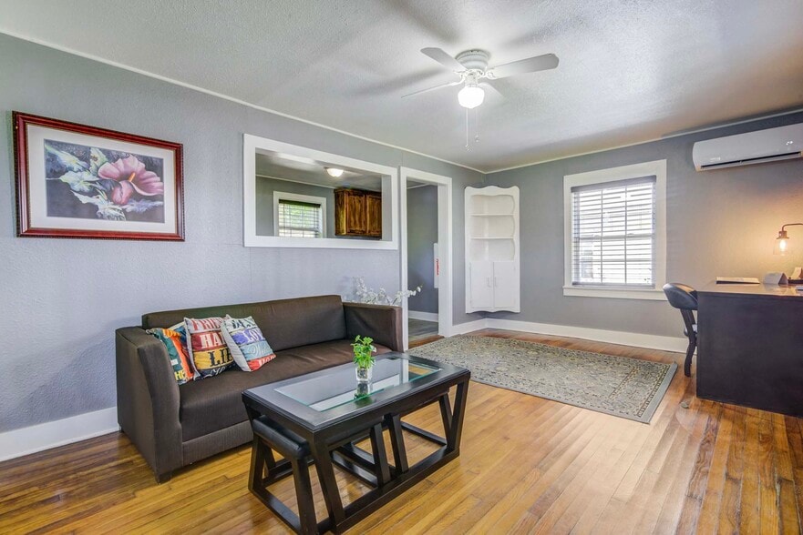 More Photos Of 1502 Market St, Galveston Hospitality For Sale