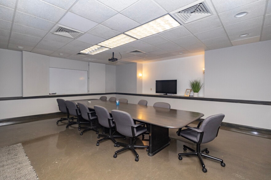 More Photos Of 8320 N Oak Tfwy, Kansas City Office For Lease