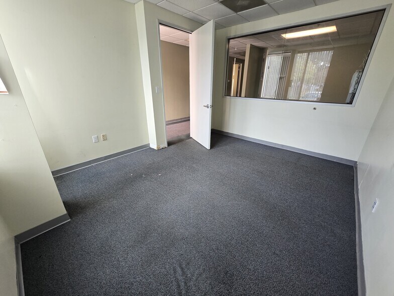 More Photos Of 805 Live Oak Dr, Chesapeake Showroom For Lease