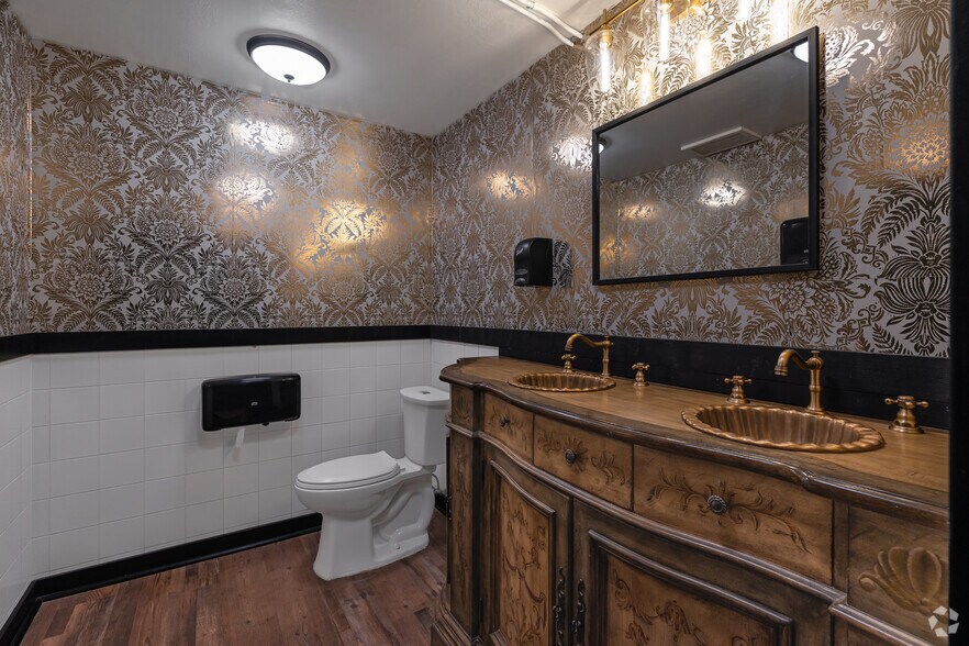 More Photos Of 1011 Front St, Evanston Restaurant For Lease