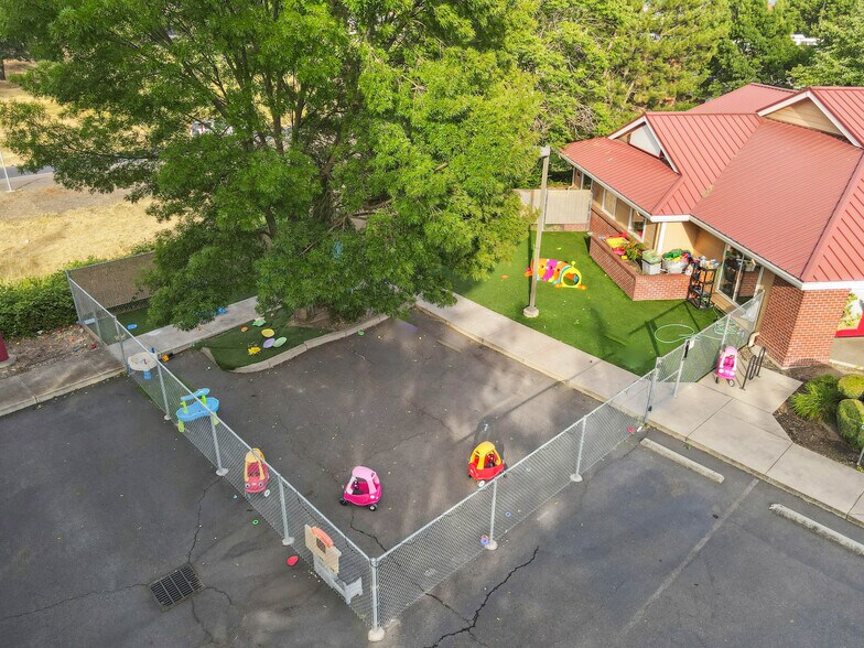 More Photos Of 81 Freeman Ct, Central Point Office For Sale