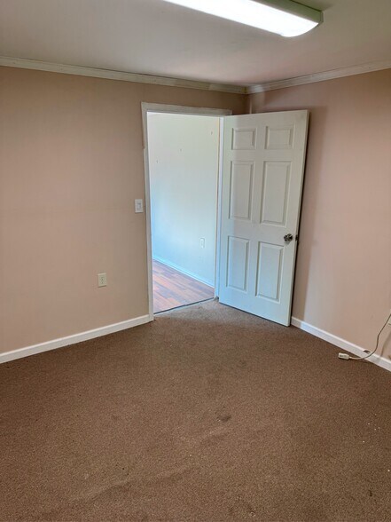 More Photos Of 6842 Satchelford Rd, Columbia Warehouse For Lease