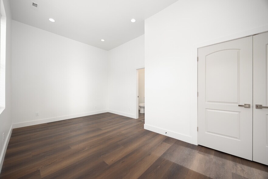 More Photos Of 50-52 S Main St, London Storefront Retail Residential For Sale