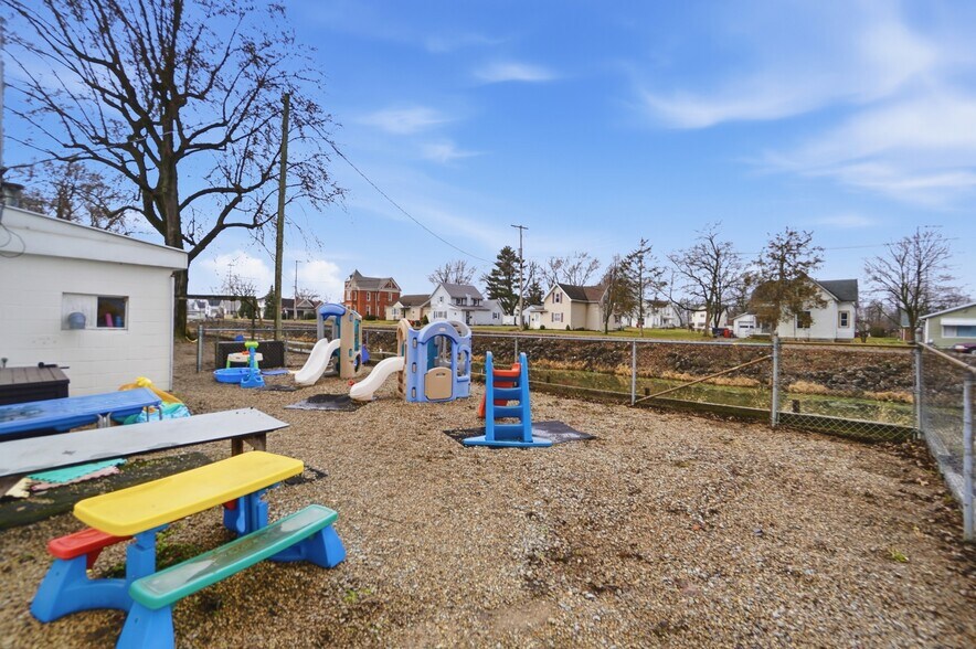 More Photos Of 213 N Broadway St, Spencerville Flex For Sale