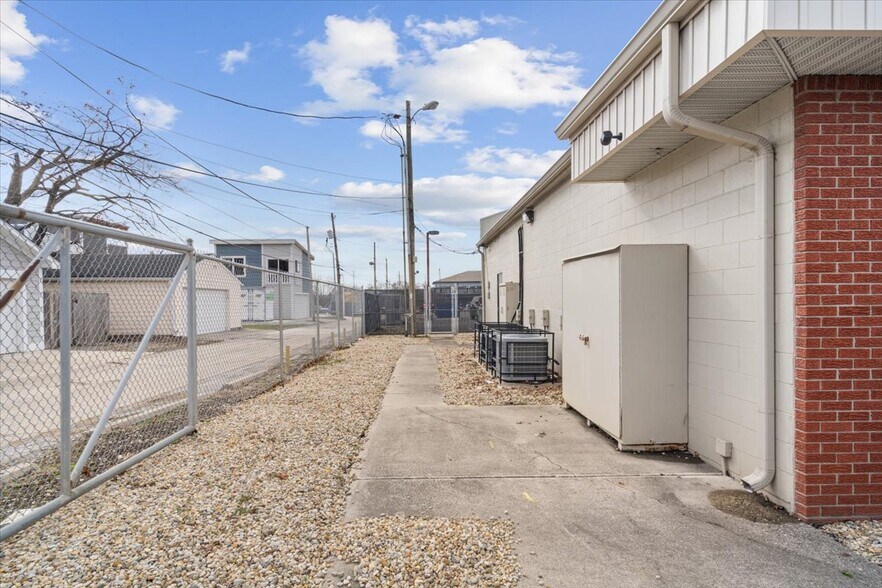 More Photos Of 1415 Shelby St, Indianapolis Office For Sale