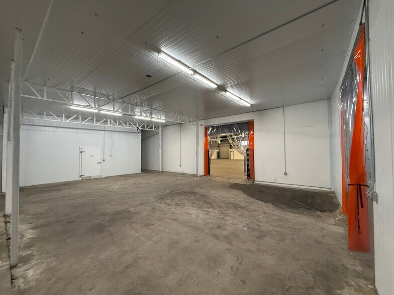 More Photos Of 10857 Drury Ln, Lynwood Warehouse For Lease