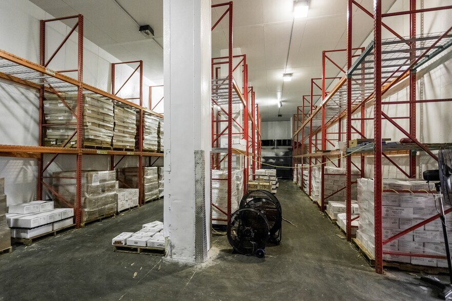 More Photos Of 1901-1971 Adelaide St, Detroit Warehouse For Sale