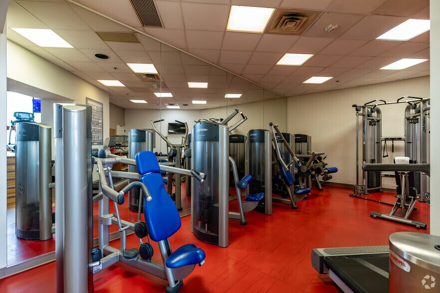 More Photos Of 75 E State St, Columbus Hotel For Sale