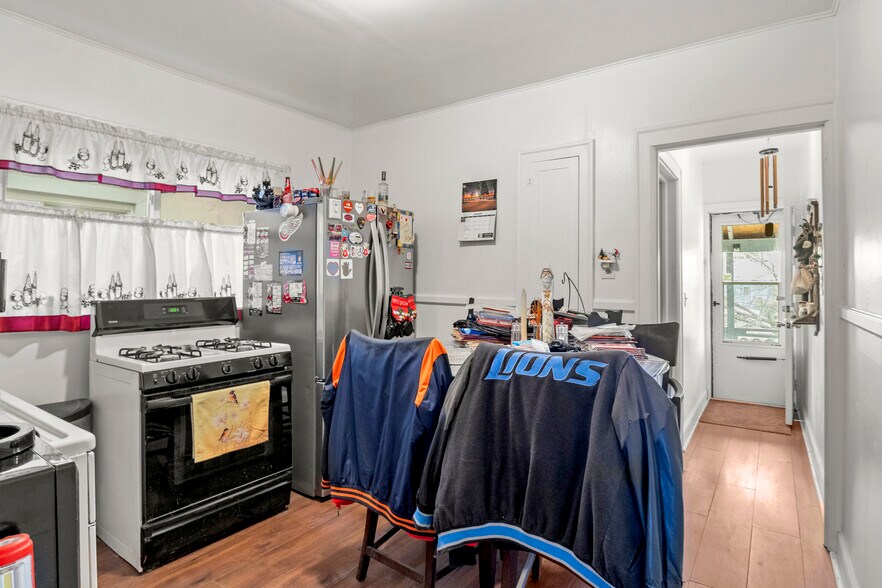 More Photos Of 1205 Garfield Ave, Lincoln Park Apartments For Sale