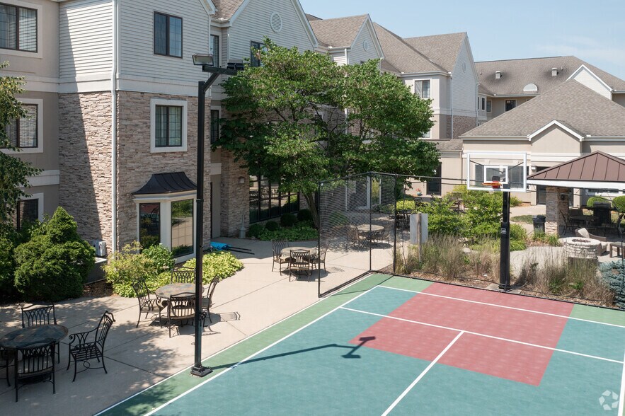 More Photos Of 300 W Romeo B Garrett Ave, Peoria Hotel For Sale