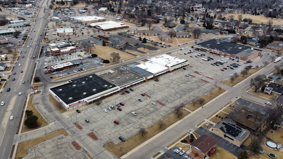 More Photos Of 1319-1413 Creston Park Dr, Janesville Storefront For Sale