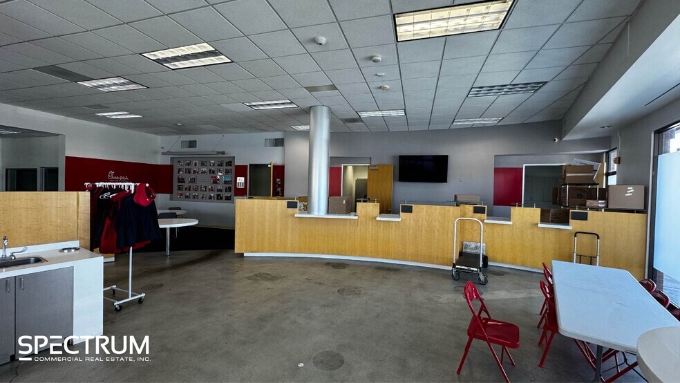 More Photos Of 17648-17656 Ventura Blvd, Encino Unknown For Lease