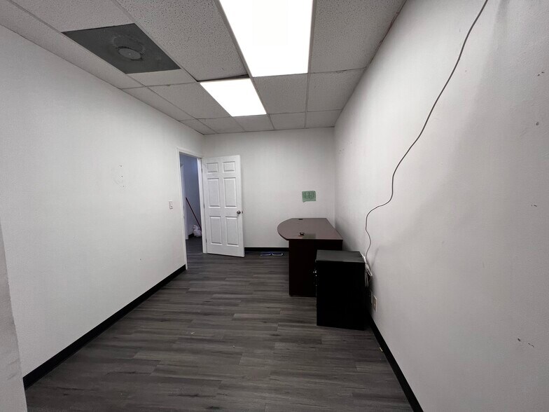 More Photos Of 5900-5904 Dewey St, Hollywood Light Distribution For Lease